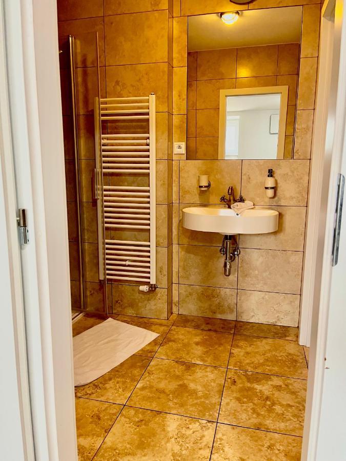 Underground Apartment Bratislava-Nivy Luaran gambar